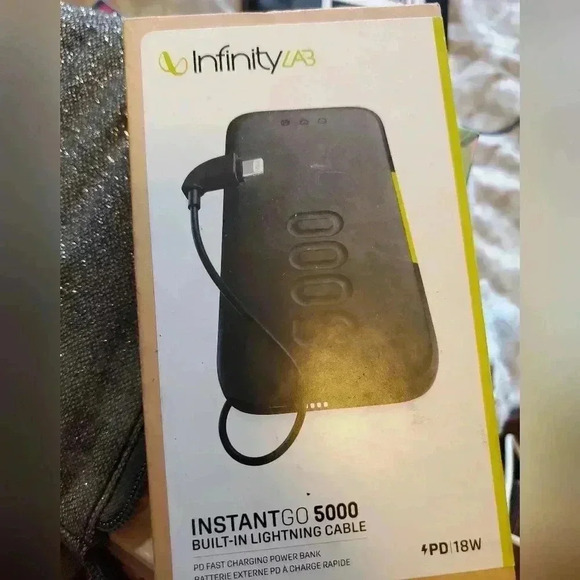 Apple  charger - Picture 1 of 3